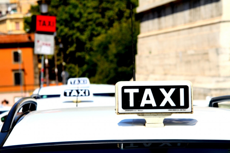 taxis-CHATEAUNEUF GRASSE-min_taxi_auto_rome_road_white-1051610